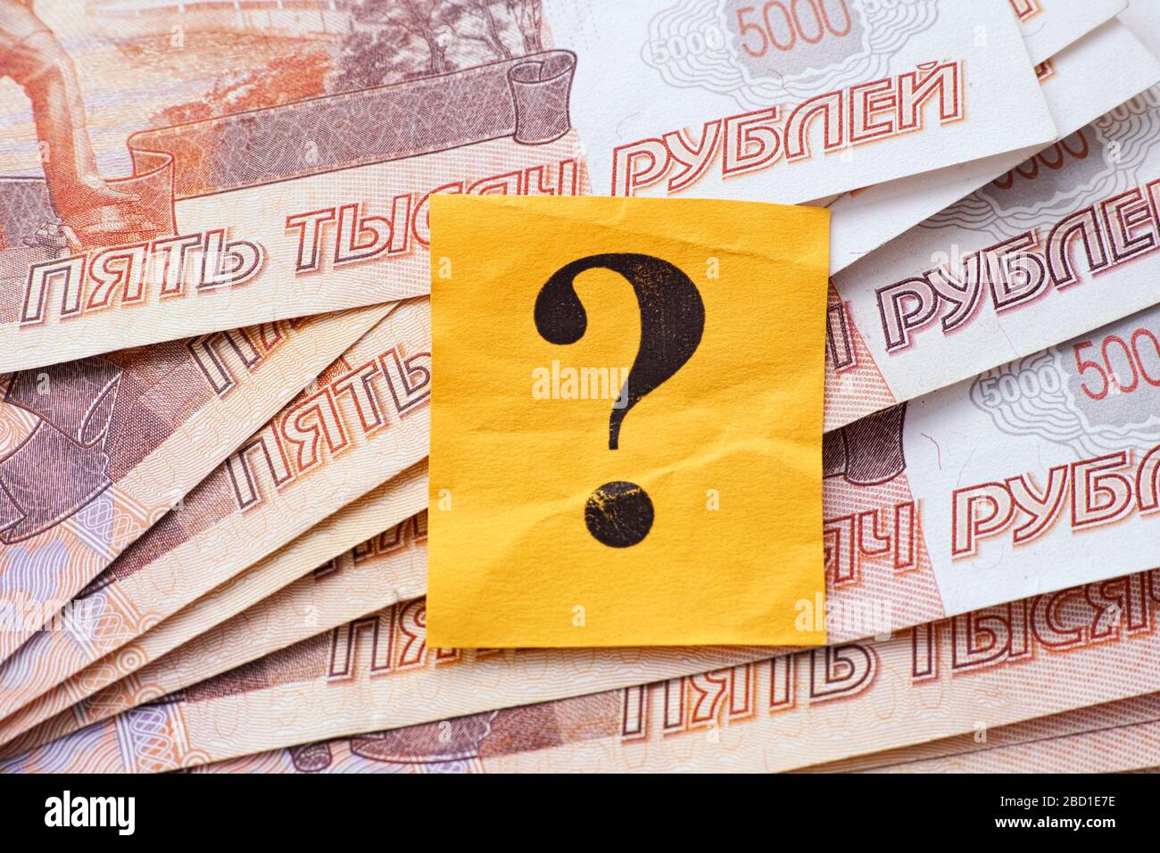 Fragezeichen auf russischen Rubel. Nahaufnahme. Stockfoto