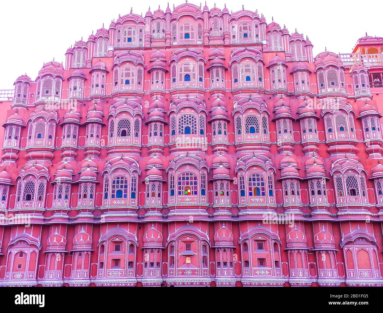 Hawa Mahal ist ein Palast in Jaipur, Indien. Hergestellt mit dem roten und rosa Sandstein, sitzt der Palast am Rande des City Palace, Jaipur, Stockfoto