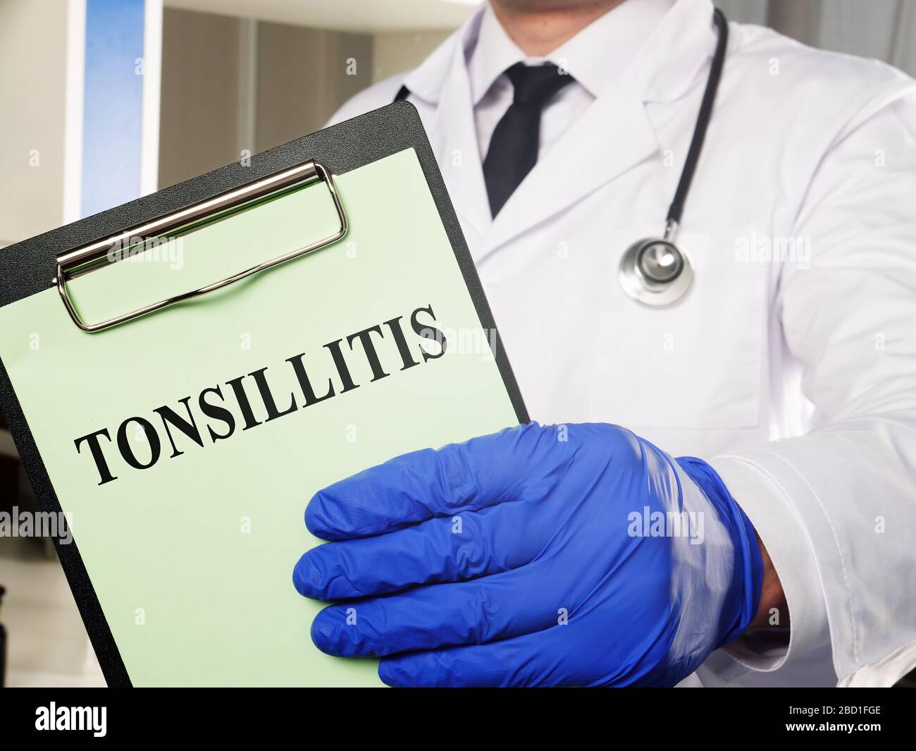 Diagnose Tonsillitis und Adenoiditis auf dem Grünblatt. Stockfoto