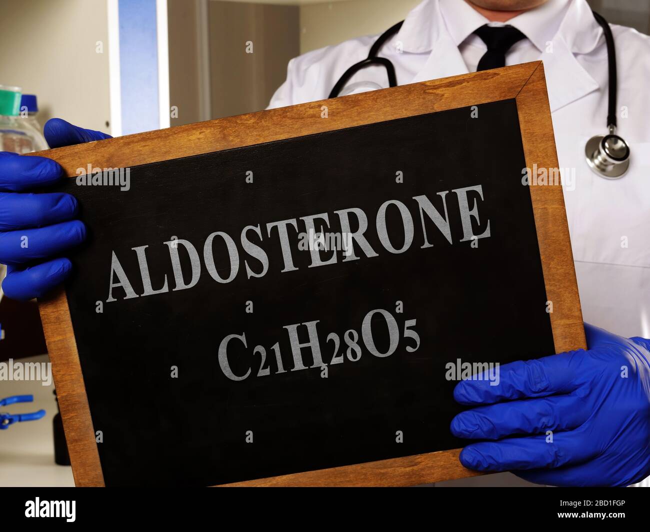 Aldosteron-Hormon mit Formel auf der Tafel. Stockfoto