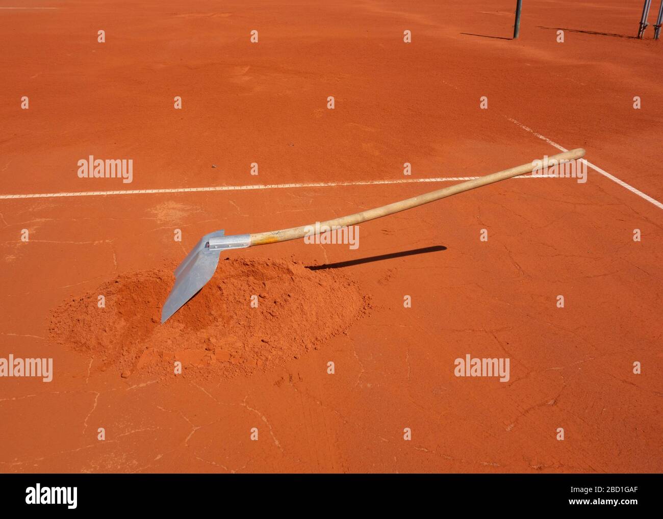 Tennisplatz, der wieder mit Arbeit belaustete Stockfoto