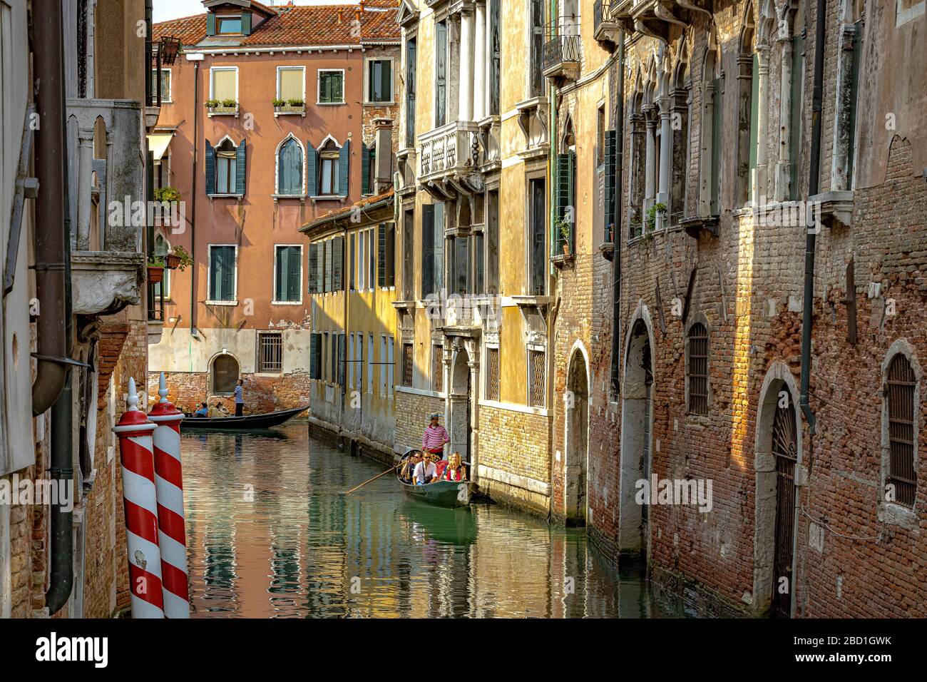 Touristen, die eine Gondelfahrt entlang des kanals des rio de santa Marina in der Nähe der Ponte del Cristo Brücke im Viertel Cannaregio in Venedig, Italien, machen Stockfoto