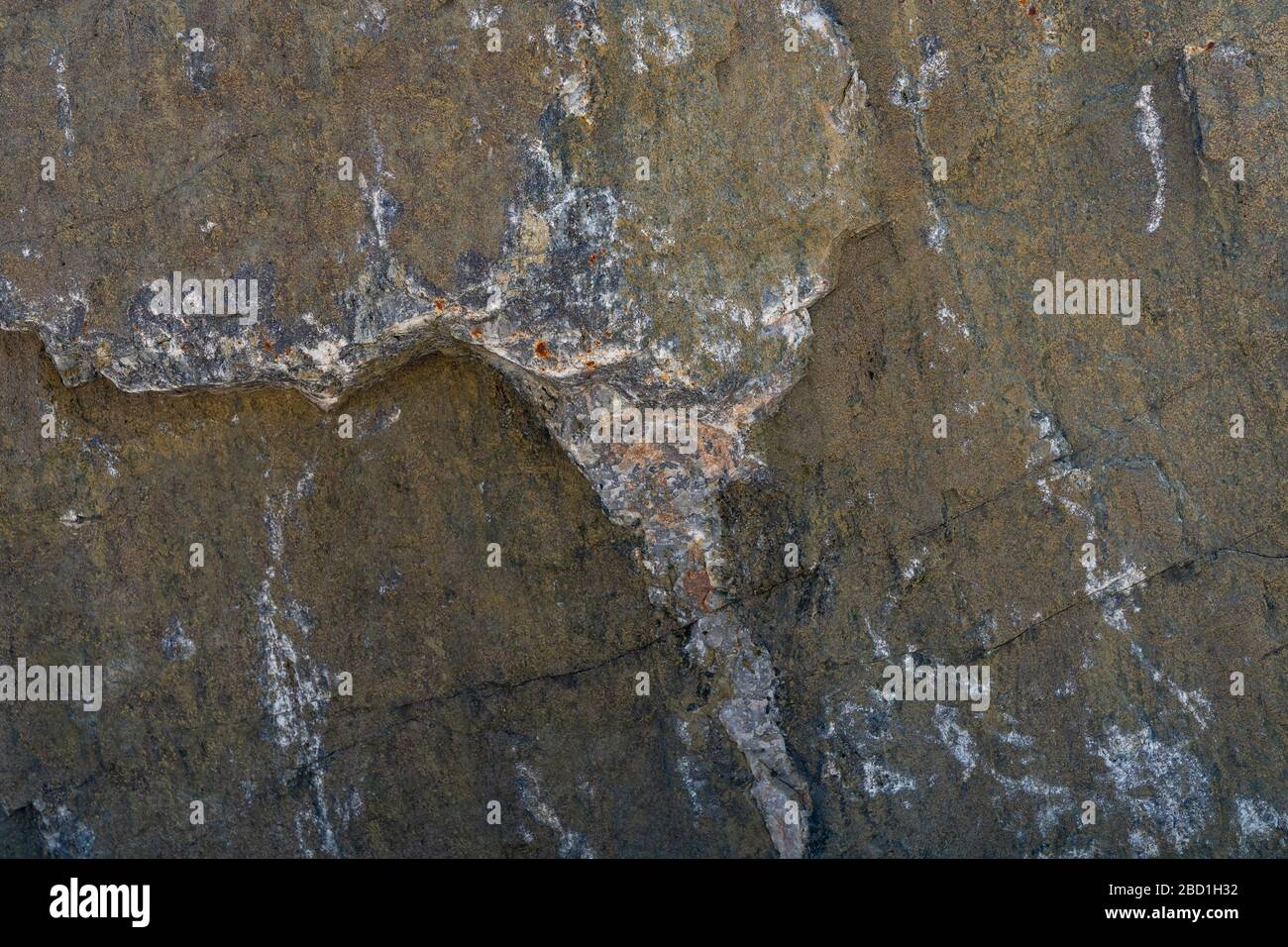 Struktur von Naturgestein Granit Naturgestein Granit, magmatische Struktur mit Quarz und Glimmer und Spuren von Erosion und Oxid. Stockfoto