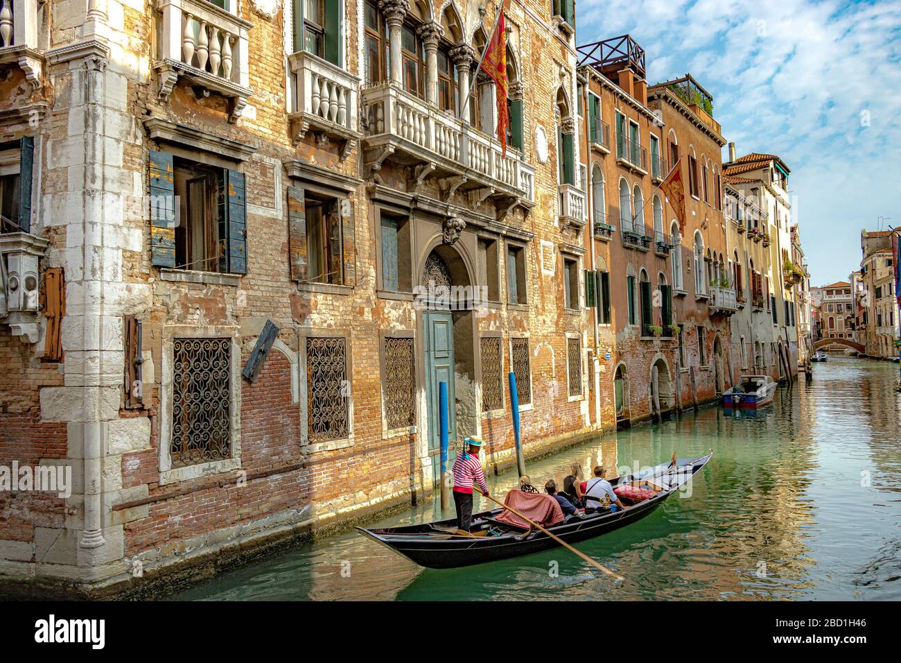 Touristen, die eine Gondelfahrt entlang des kanals des rio de santa Marina in der Nähe der Ponte del Cristo Brücke im Viertel Cannaregio in Venedig, Italien, machen Stockfoto