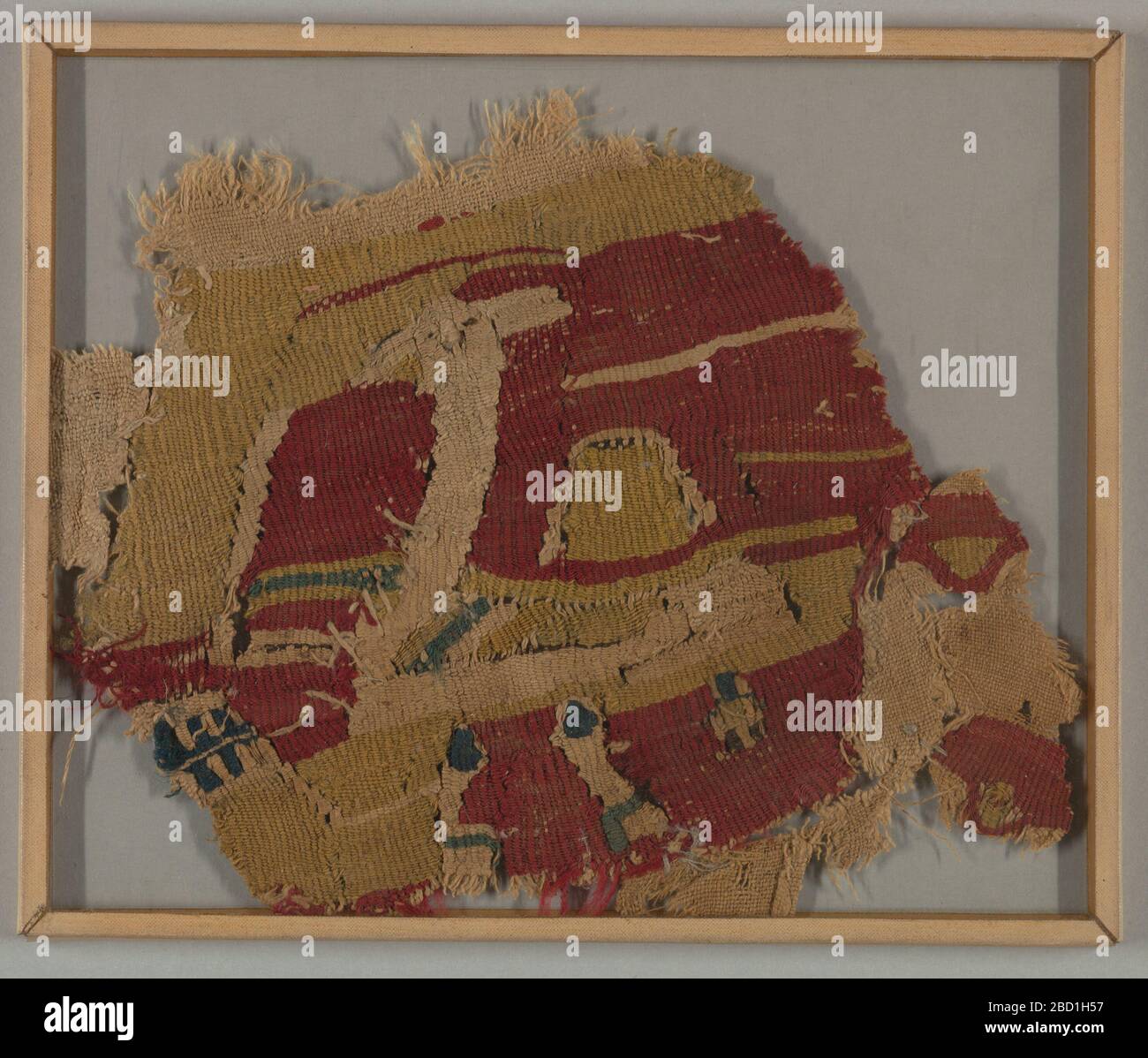 Roundel. Forschung im sechseckigen Medaillon von ProgressRough mit Streifen fantastisches Tier, das eine Kombination aus Strauß und Kaninchen, in blauer, grüner und gelber Wolle und natürlichem Leinen auf dunkelrotem Grund mit einigen ununterscheidbaren Landschaftskonventionen andeutet. Roundel Stockfoto