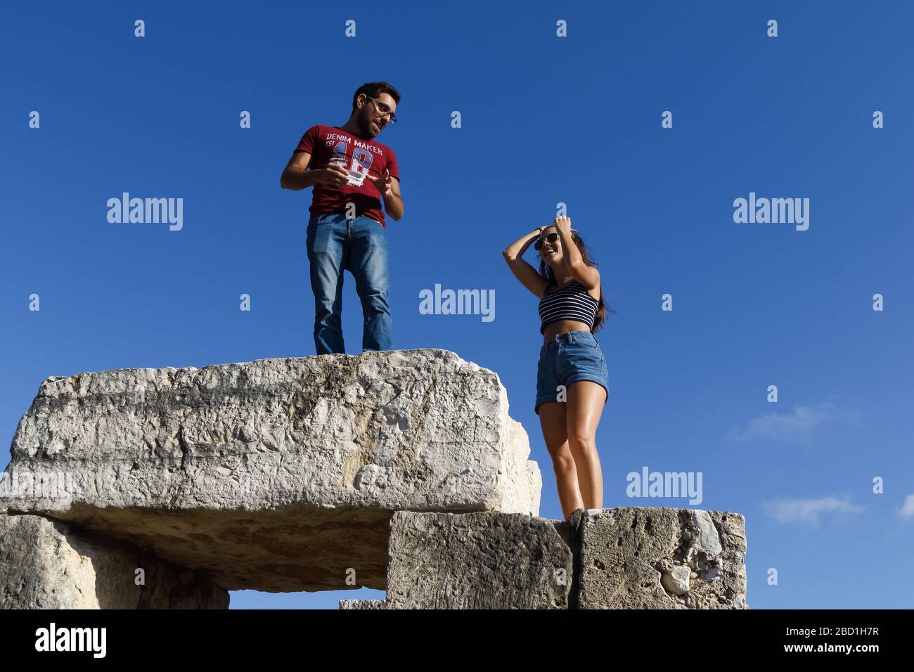 Tire, Libanon - 16. Juni 2017: Paare in Freizeitkleidung stehen auf archäologischen Bauten von Tyrus. Stockfoto
