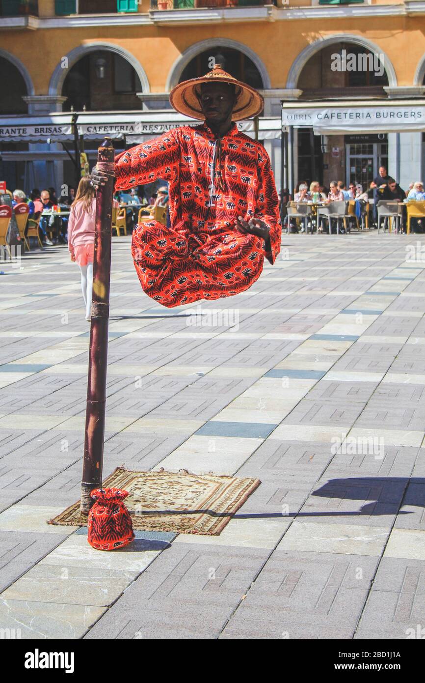 Palma, Mallorca/Spanien - 26. März 2018: Placa Major in der Hauptstadt Palma de Mallorca. Ein Streetdarsteller unterhält die Menschen. Schwebender Mann. Stockfoto