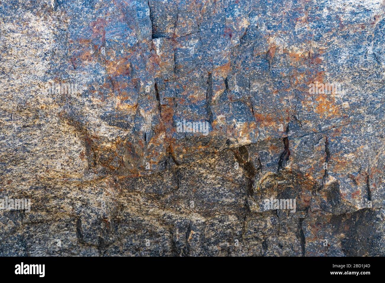 Struktur von Naturgestein Granit Naturgestein Granit, magmatische Struktur mit Quarz und Glimmer und Spuren von Erosion und Oxid. Stockfoto