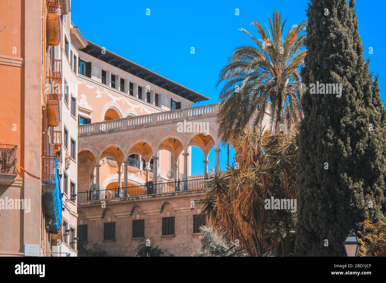 Gebäude und Bogen in den Straßen von Palma de Mallorca, Spanien Stockfoto