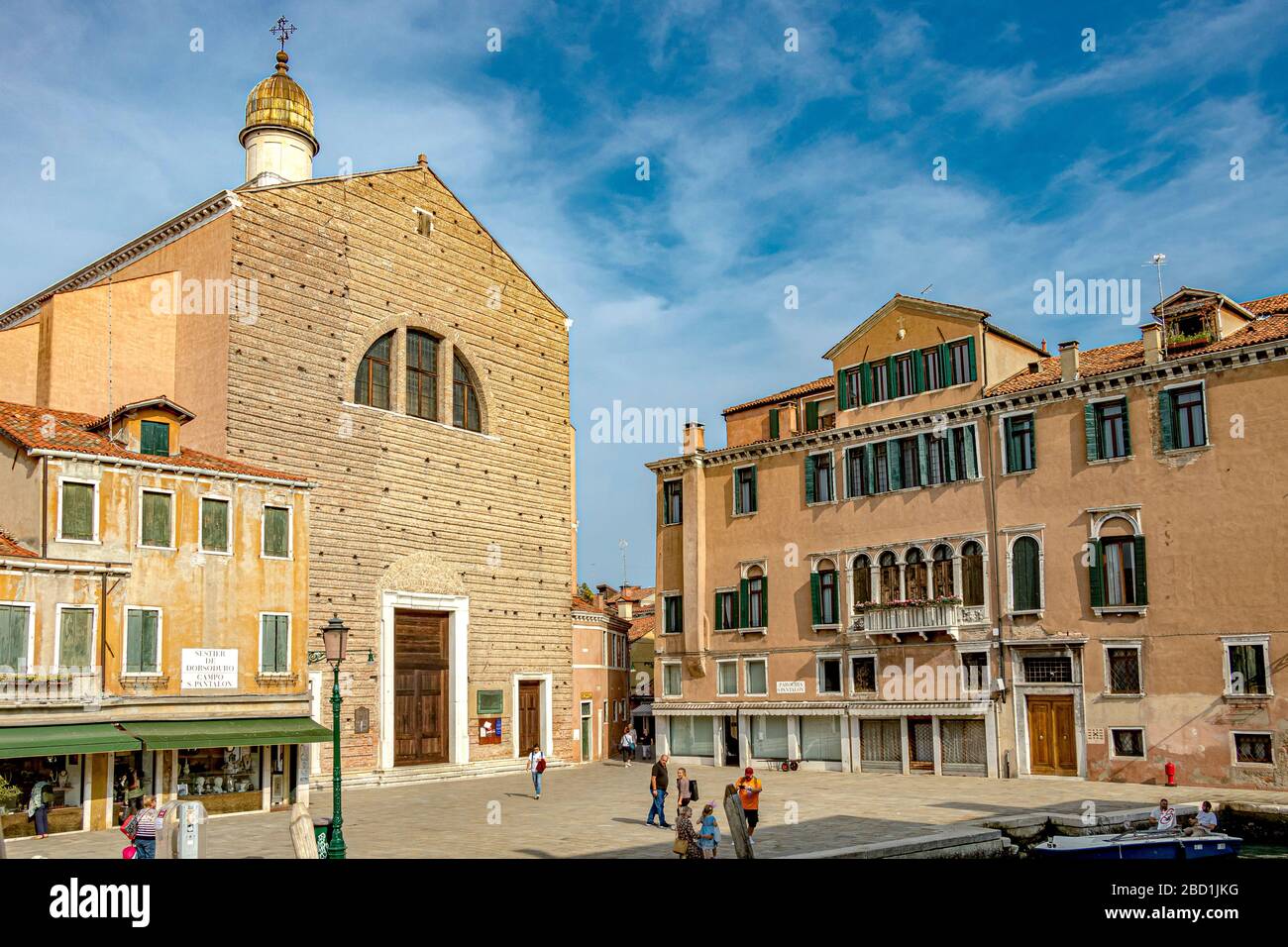 Das Äußere der Chiesa di San Pantaleone Martyre, bekannt als San Pantalon, eine Kirche aus dem 17. Jahrhundert im Stadtteil Dorsoduro von Venedig, Italien Stockfoto