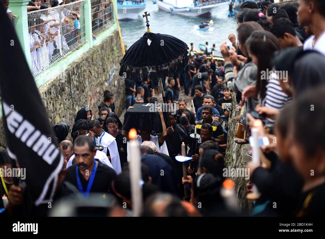 Semana Santa (Karwoche) Prozession in Larantuka, Insel Flores, Indonesien. Stockfoto