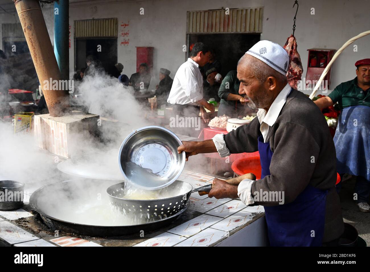 Uyghur Muslim man kocht Nudeln am Nudel-Stall auf dem Kaschgar Sunday Market, Kaschgar, Xinjiang, China, Asien Stockfoto