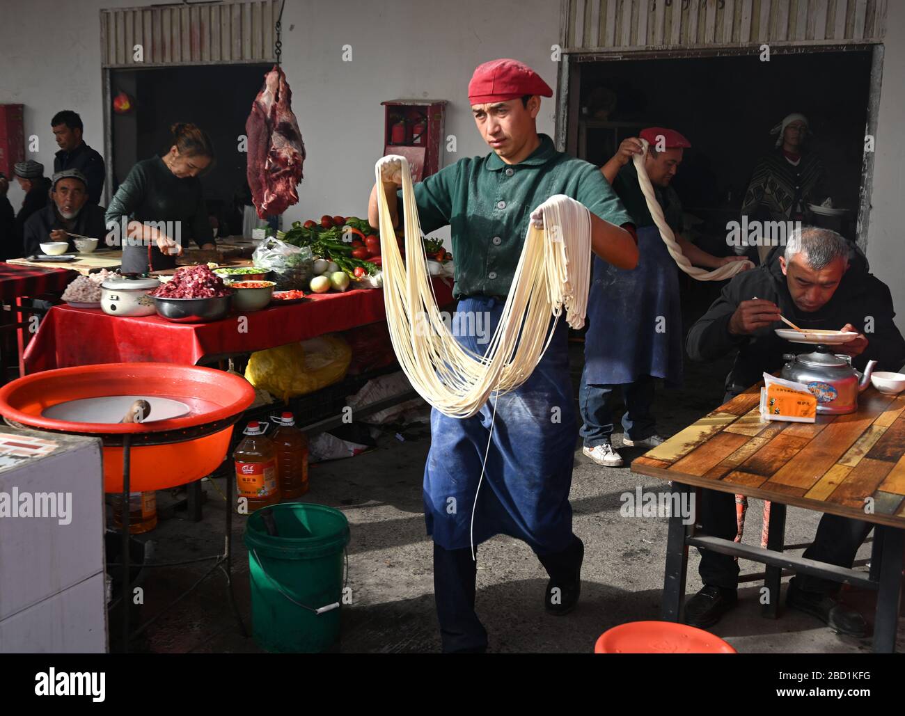 Nudelhersteller auf dem Kaschgar Sunday Market, dem wichtigsten Handelszentrum der Seidenstraße, Kaschgar, Xinjiang, China, Asien Stockfoto