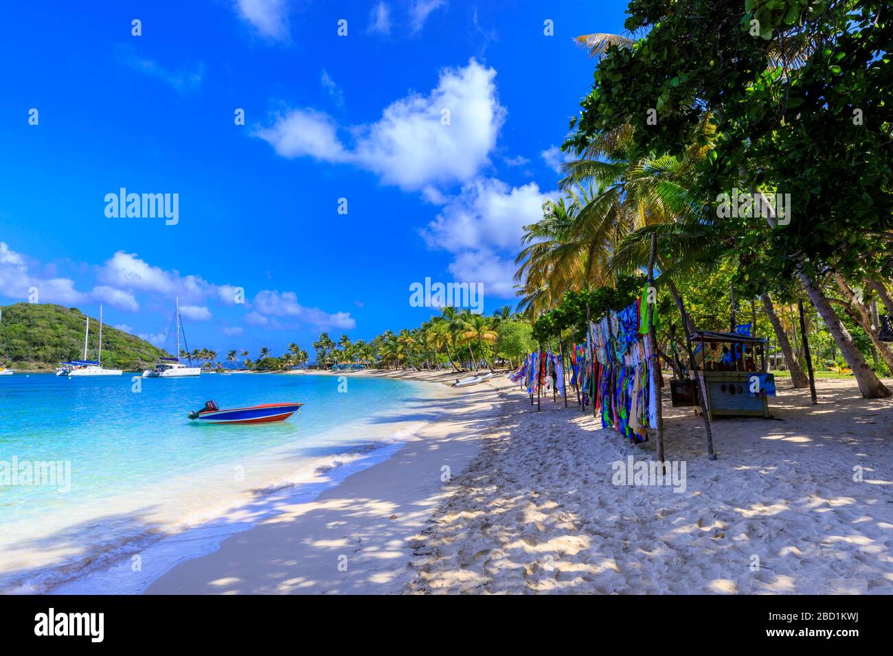 Saltwhistle Bay, weißer Strand, türkisfarbenes Meer, buntes Boot, Yachten, Palmen, Mayreau, Grenadinen, St. Vincent und die Grenadinen, Karibik Stockfoto