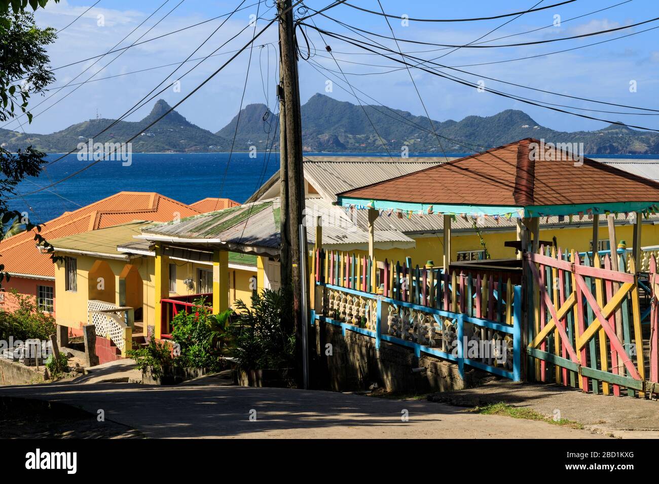 Ruhige Karibik, bunte Gebäude, Hauptstraße, Mayreau, entfernte Union Island, Grenadinen, St. Vincent und die Grenadinen, Karibik Stockfoto