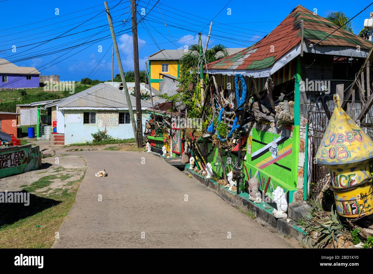 Ruhige Karibik, bunte Gebäude, Schlafhund, Hauptstraße, Dorf, Mayreau, Grenadinen, St. Vincent und die Grenadinen, Karibik Stockfoto
