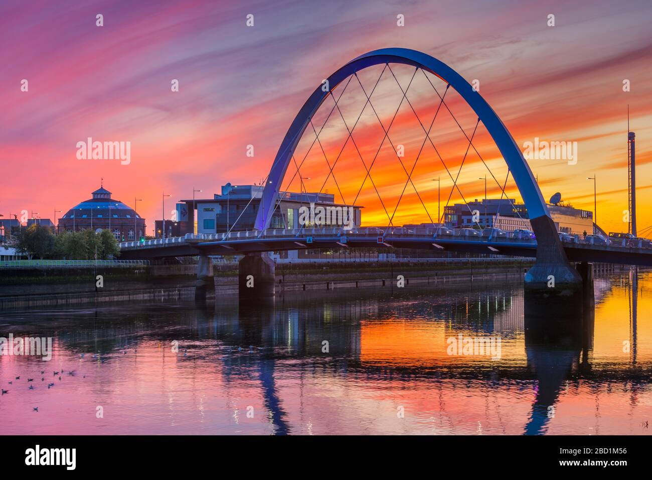 Clyde Arc (Squinty Bridge) bei Sonnenuntergang, Glasgow, Schottland, Großbritannien, Europa Stockfoto