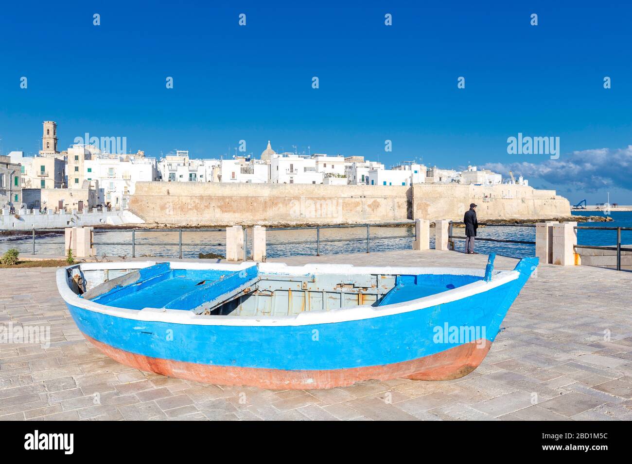 Altes Boot mit der italienischen Altstadt im Hintergrund, Monopoli, Apulien, Italien, Europa Stockfoto