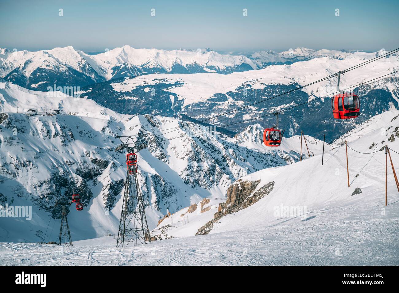 Rote Skilifte im Skigebiet La Plagne, Tarentaise, Savoyen, französische Alpen, Frankreich, Europa Stockfoto