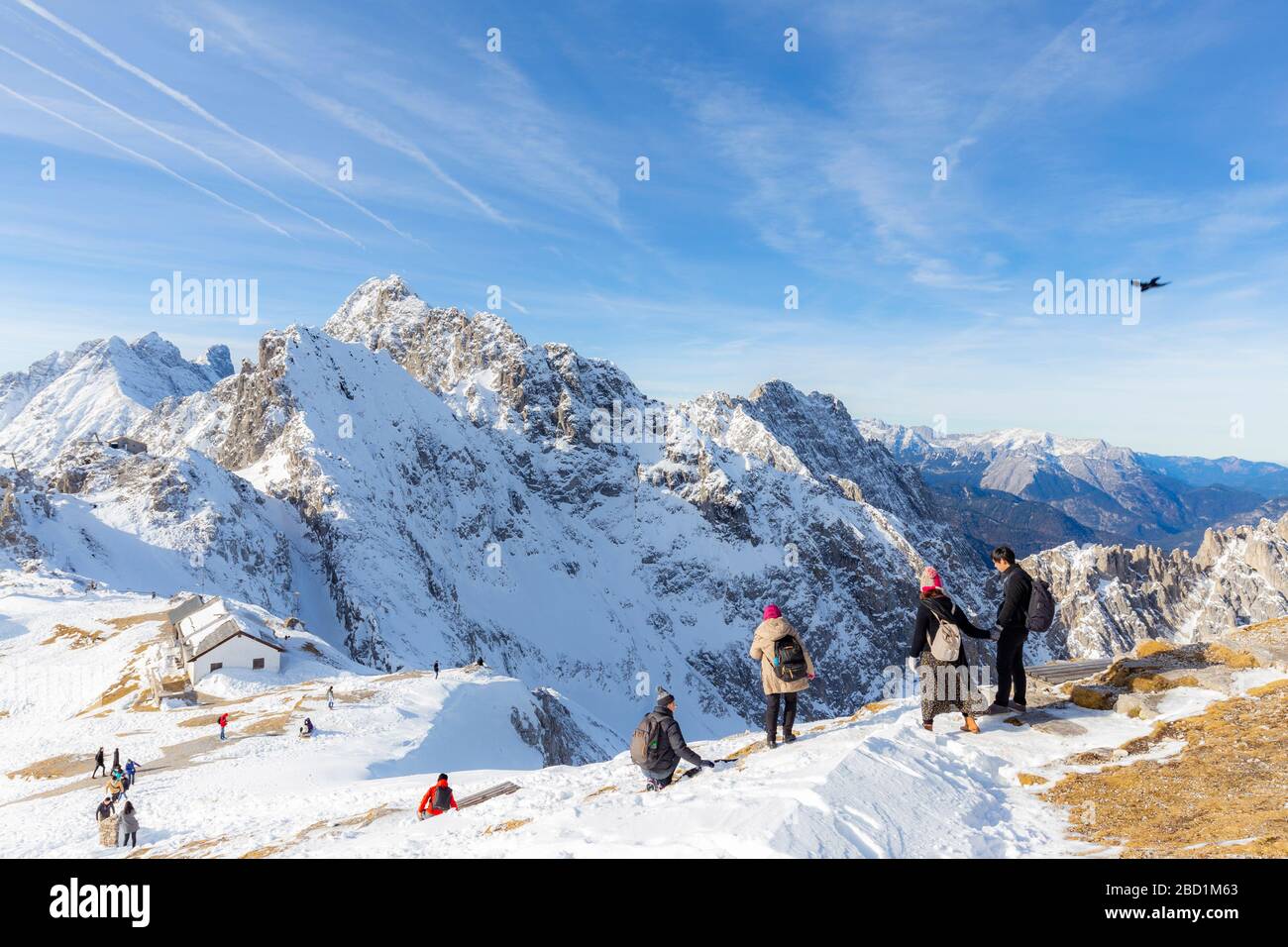 Touristen kommen vom Gipfel Hafelekar, dem Gipfel der Skigebiete von Innsbruck, Tyrol, Österreich, Europa, herab Stockfoto