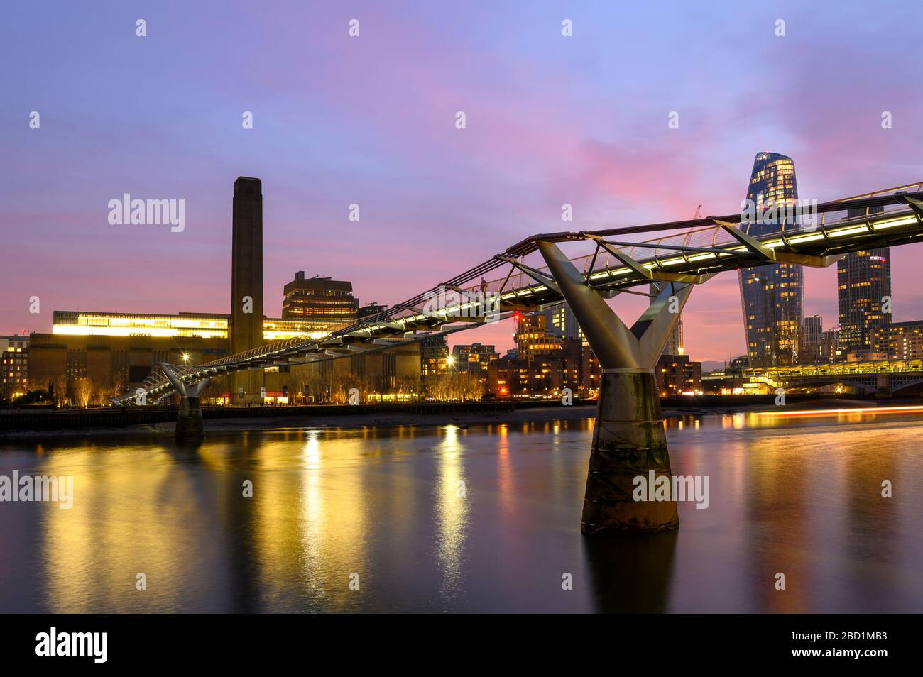 Millennium Bridge und die Tate modern Gallery über die Themse, London, England, Großbritannien, Europa Stockfoto
