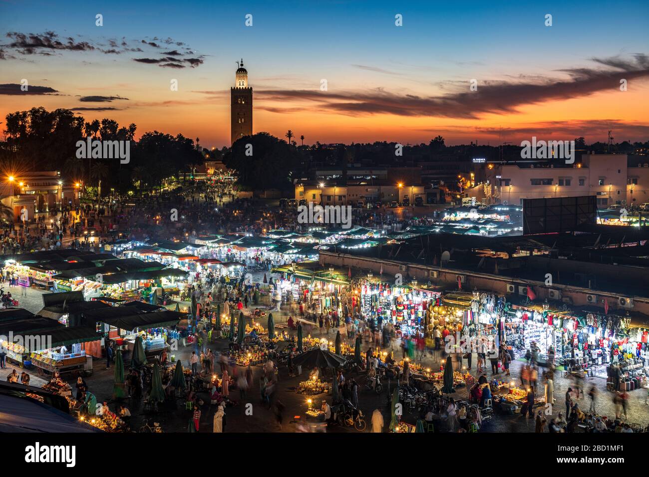 Blick auf Djemaa el Fna in der Abenddämmerung, mit Essensständen und Menschenmassen, Marrakesch, Marokko, Nordafrika, Afrika Stockfoto