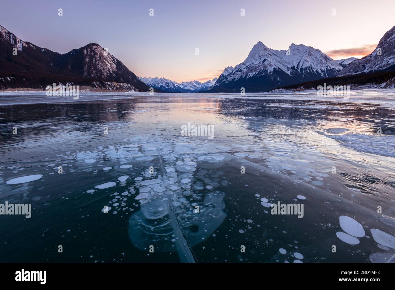 Schneebedeckte Berge mit Methanblasen am Lake Abraham, Kootenay Plains, Alberta, Canadian Rockies, Kanada, Nordamerika Stockfoto