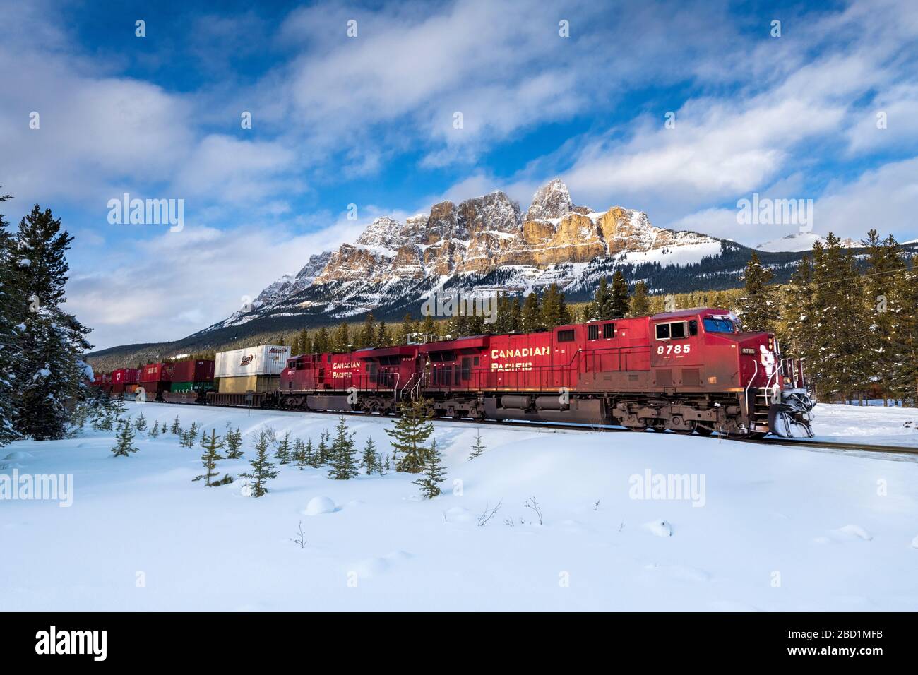 Kanadische Lok passing Castle Mountain im Winter, in der Nähe von Banff, Alberta, Canadian Rockies, Kanada, Nordamerika Stockfoto