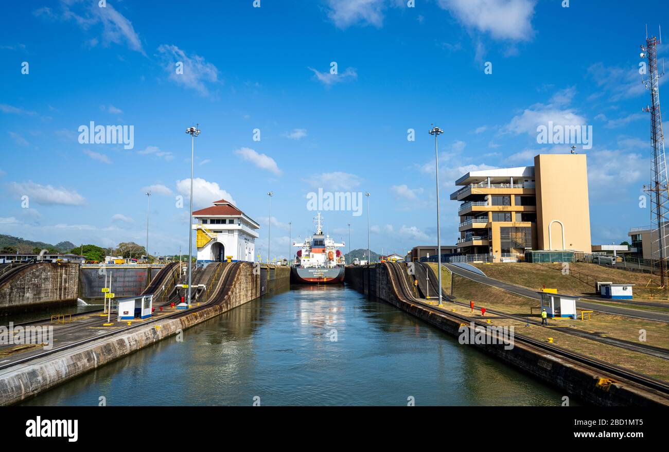 Blick auf das Miraflores Locks and Visitors Center vom Panamakanal, Panama, Mittelamerika Stockfoto