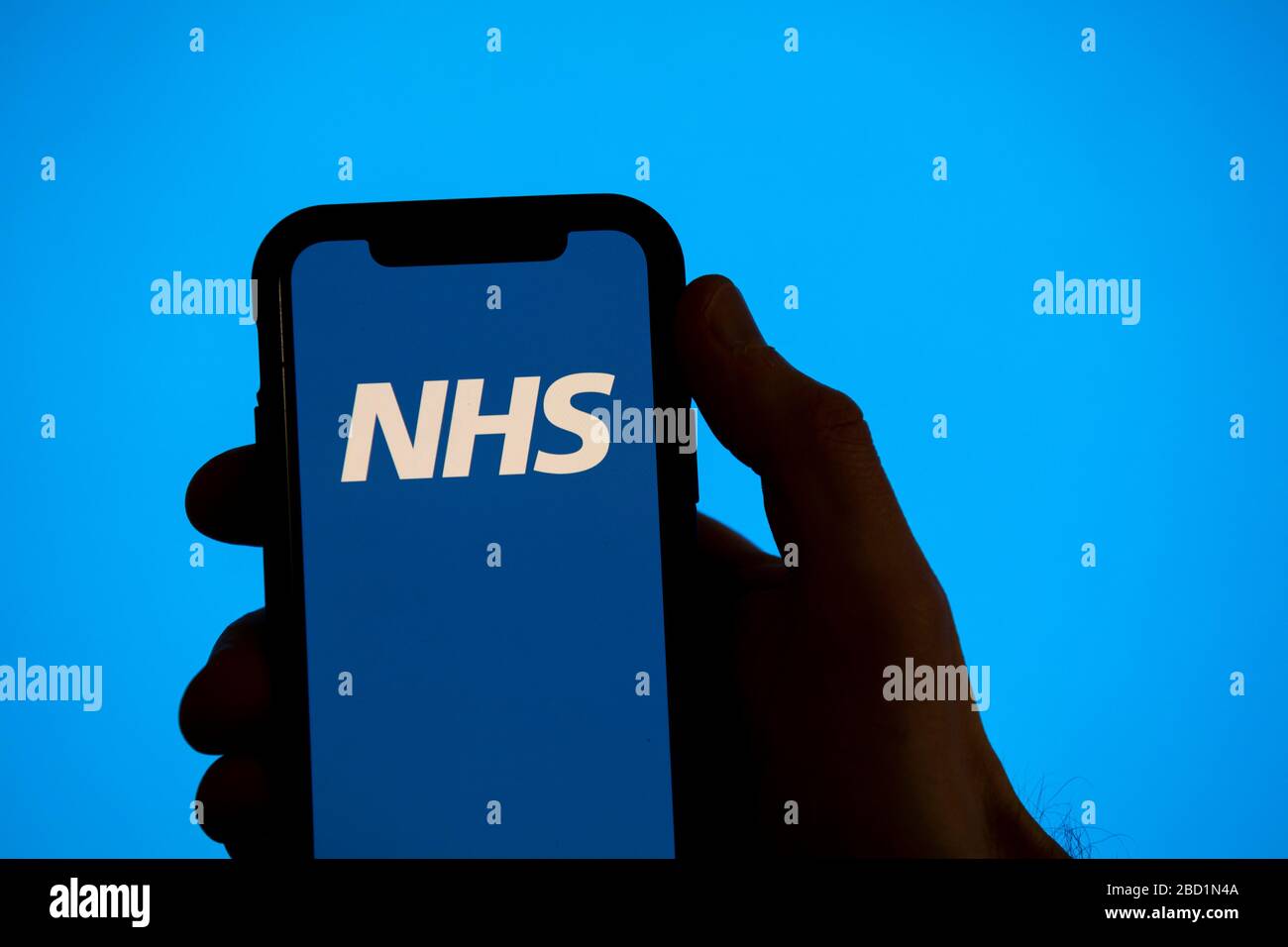 LONDON, Großbritannien - 6. April 2020: NHS National Health Service Logo auf einem Smartphone Stockfoto