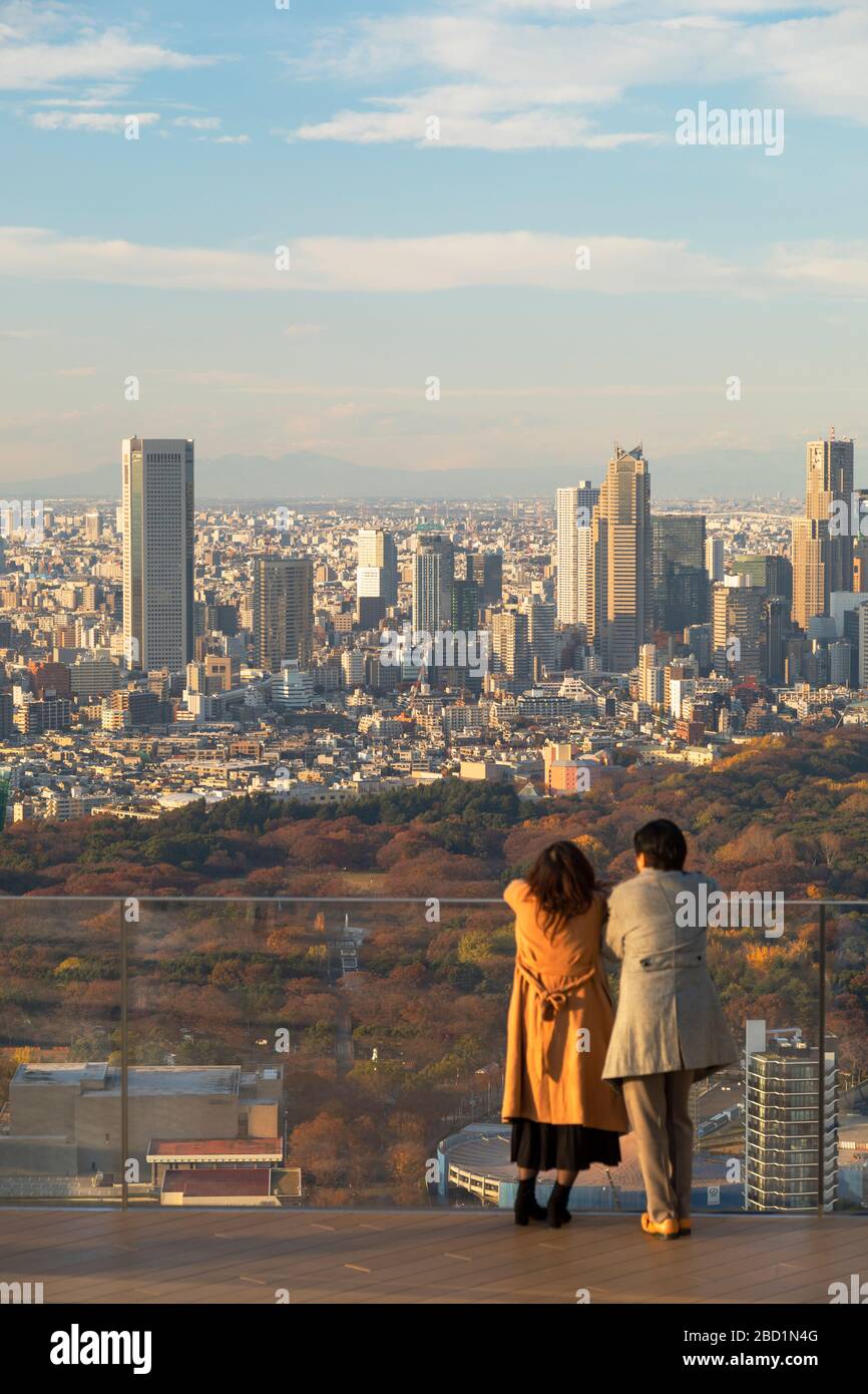 Ein Paar auf dem Dach des Shibuya Scramble Square, Shibuya, Tokio, Honshu, Japan, Asien Stockfoto