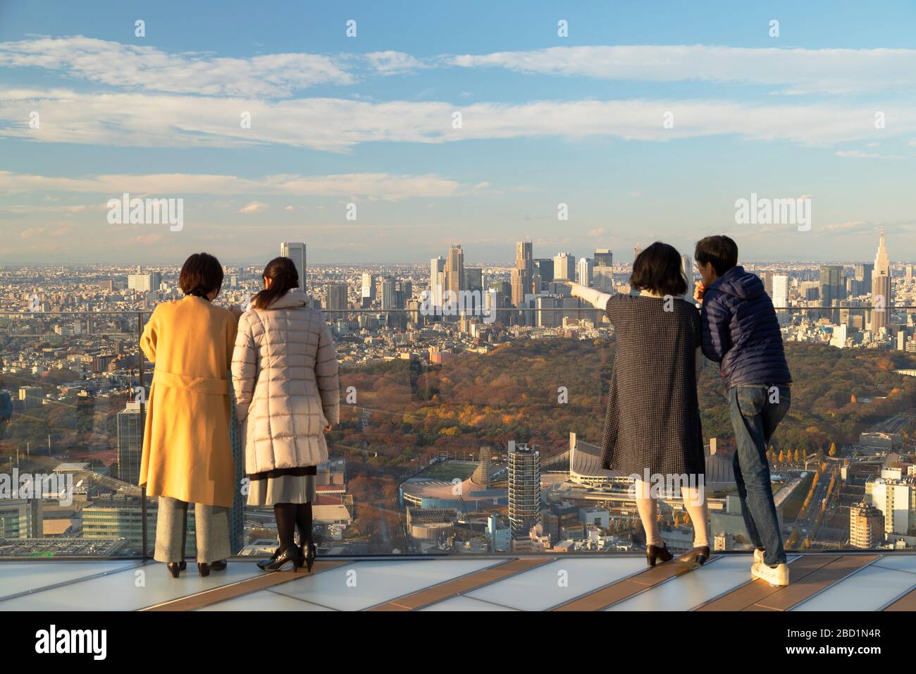 Menschen auf dem Dach des Shibuya Scramble Square, Shibuya, Tokio, Honshu, Japan, Asien Stockfoto