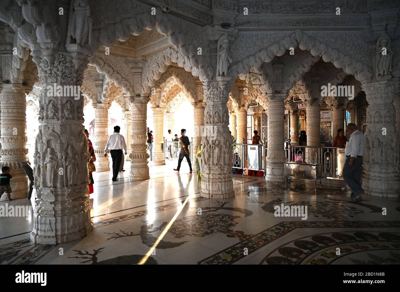 Besucher des Swaminarayan-Tempels aus weißem Marmor, der nach dem Erdbeben 2001 erbaut wurde, Bhuj, Gujarat, Indien, Asien Stockfoto