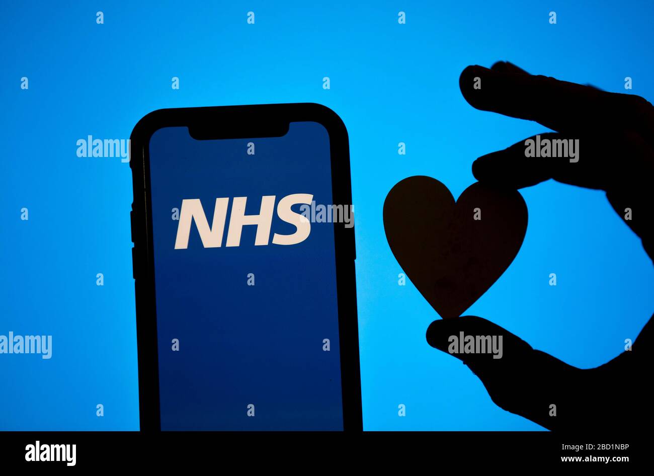 LONDON, Großbritannien - 6. April 2020: Logo des nationalen Gesundheitsdienstes mit Herzsilhouette Stockfoto