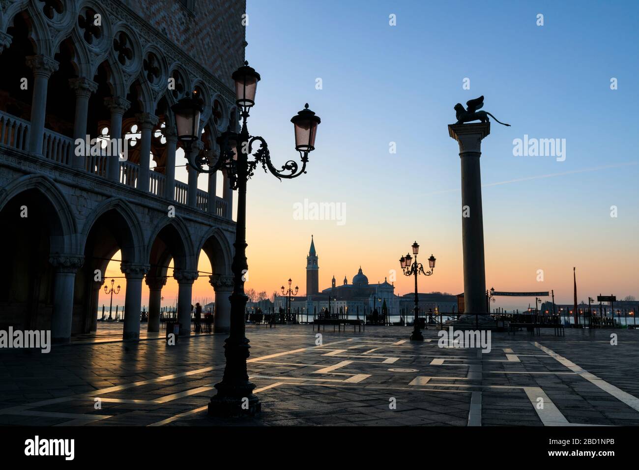 Blaue Stunde, vor Sonnenaufgang im Winter, Doge's Palace, Gazzetta San Marco, Venedig, UNESCO-Weltkulturerbe, Veneto, Italien, Europa Stockfoto
