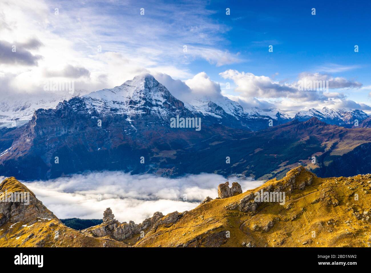 Bewölkter Himmel über dem Eiger von hohen Bergen über Grindelwald im Herbst, Berner Alpen, Kanton Bern, Schweiz, Europa Stockfoto