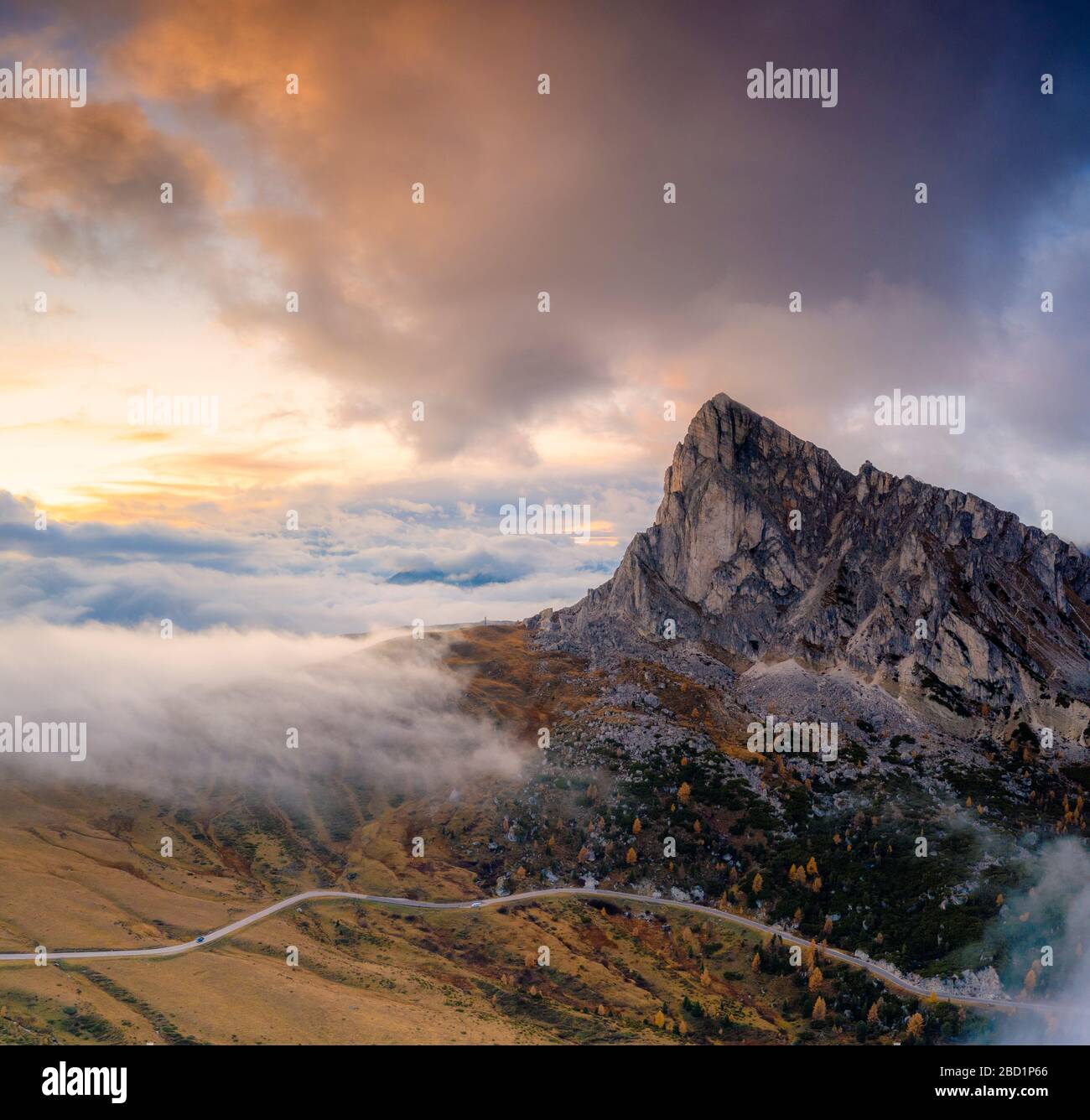 Luftbild mit der Drohne des nebligen Himmels bei Sonnenuntergang über Ra Gusela und Giau-Pass im Herbst, in den Bergen, Belluno, Venetien, Italien, Europa Stockfoto