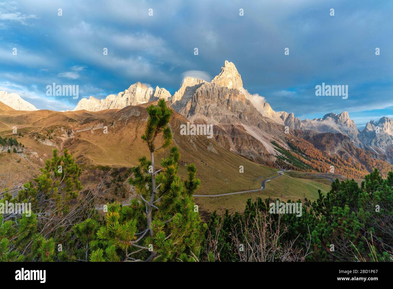 Sonnenuntergang über Rolle-Pass und Cimon della Pala im Herbst, Pale di San Martino (Pala-Gruppe), in den Dolmen, im Trentino, in Trient, Italien, Europa Stockfoto