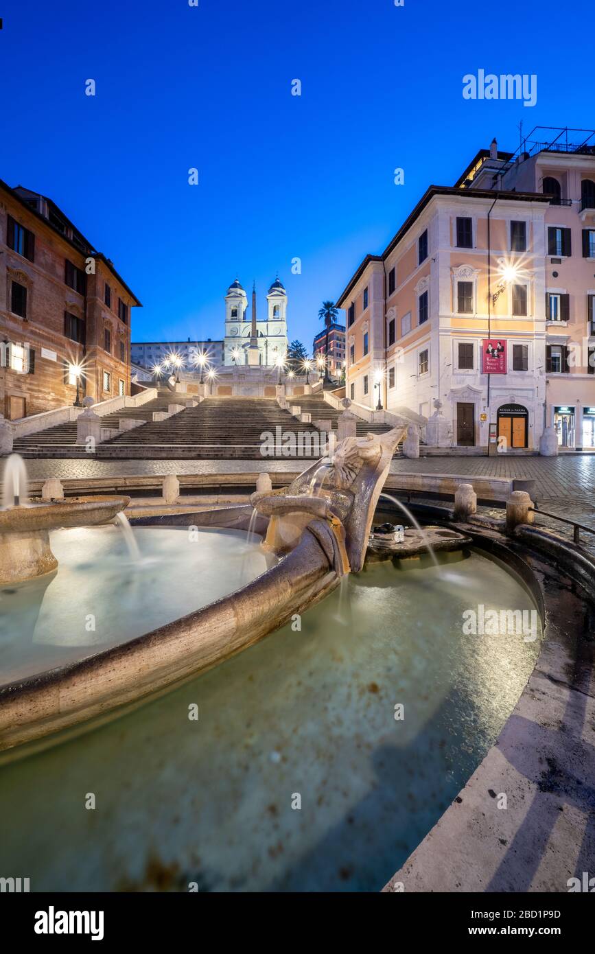 Piazza di Spagna (Spanische Treppe), Barcaccia-Brunnen und Trinita dei Monti in der Abenddämmerung, Rom, Latium, Italien, Europa Stockfoto