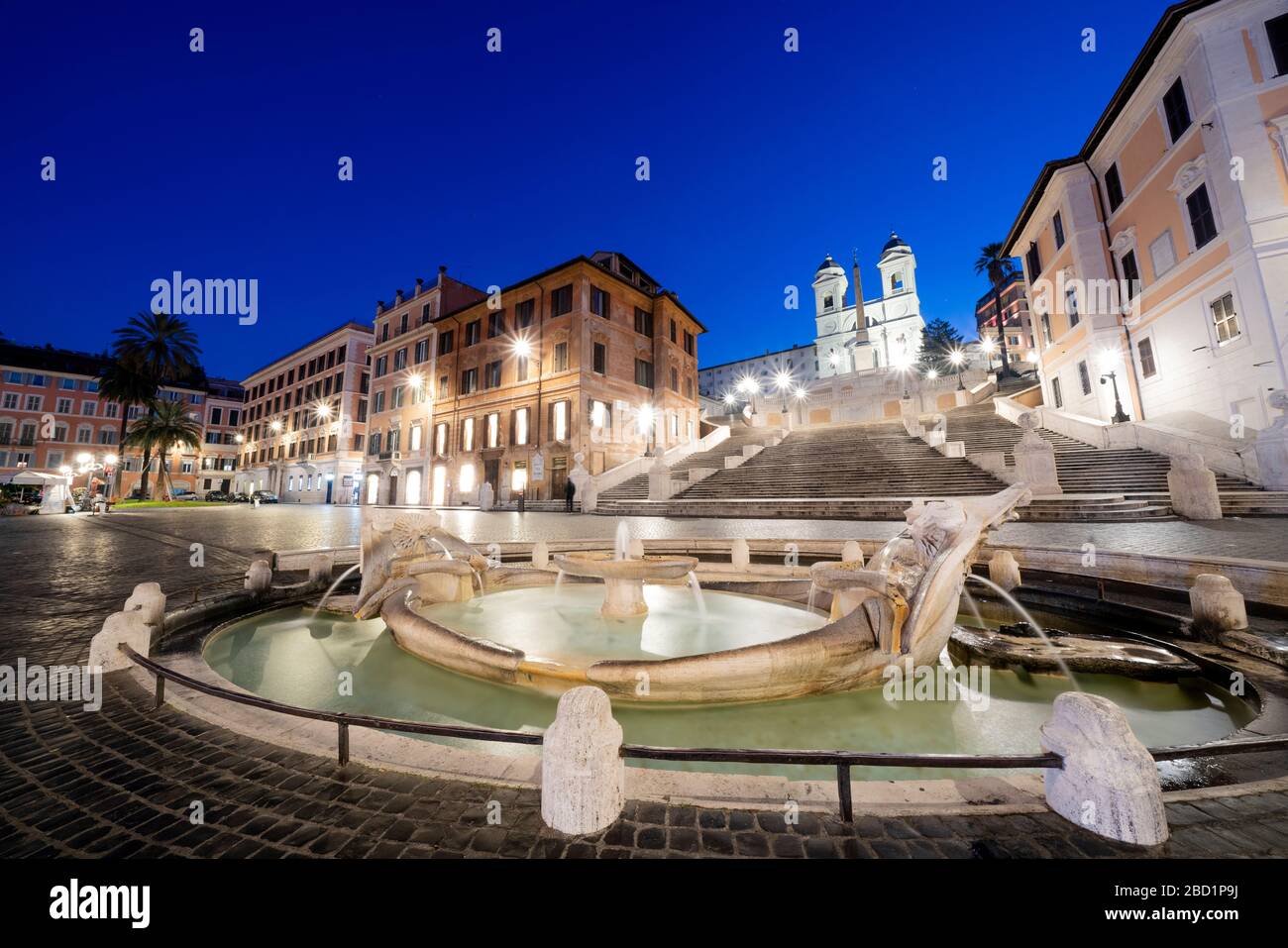 Piazza di Spagna (Spanische Treppe) mit Barcaccia-Brunnen im Vordergrund und Trinita dei Monti im Hintergrund, Rom, Latium, Italien, Europa Stockfoto