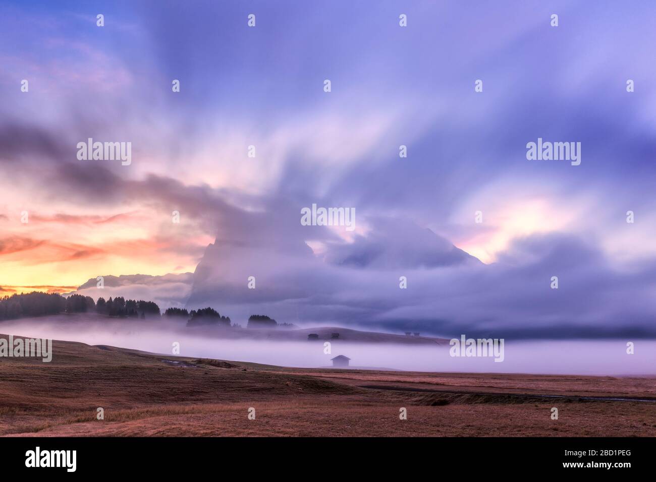 Der Nebel verbirgt im Morgengrauen eine Hütte und die Sassolungo-Gruppe, Seiser Alm, Doles, Provinz Bolzano, Südtirol, Italien, Europa Stockfoto