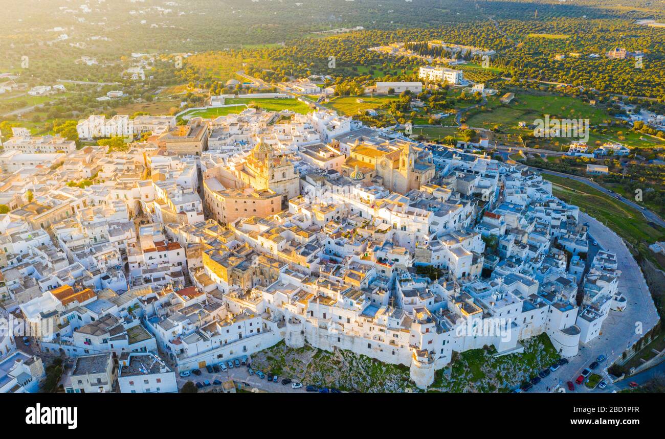 Luftbild mit der Drohne der Altstadt von Ostuni bei Sonnenuntergang, Apulien, Italien, Europa Stockfoto
