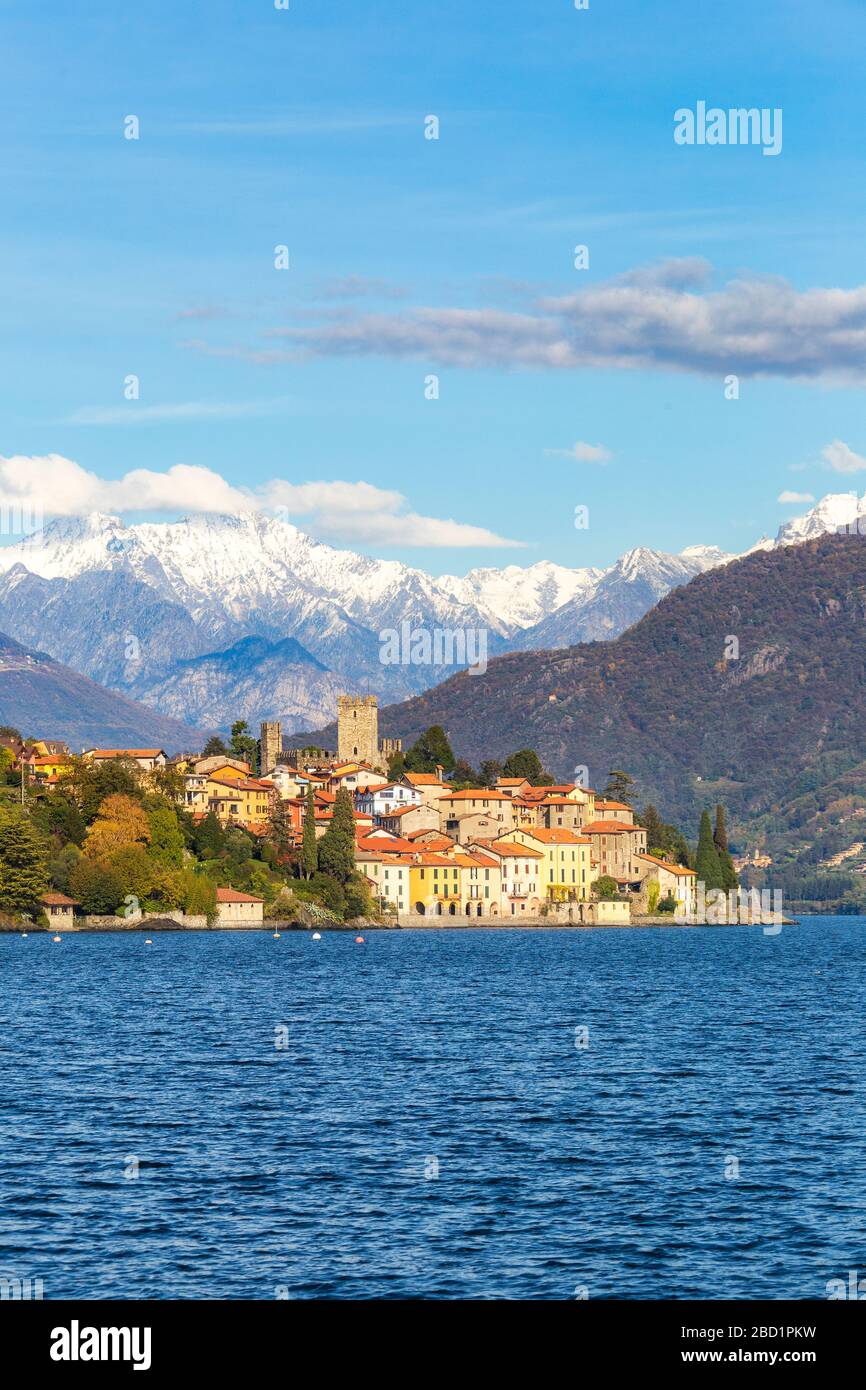 Dorf Rezzonico mit schneebedeckten Bergen im Hintergrund, Comer See, Lombardei, italienische Seen, Italien, Europa Stockfoto