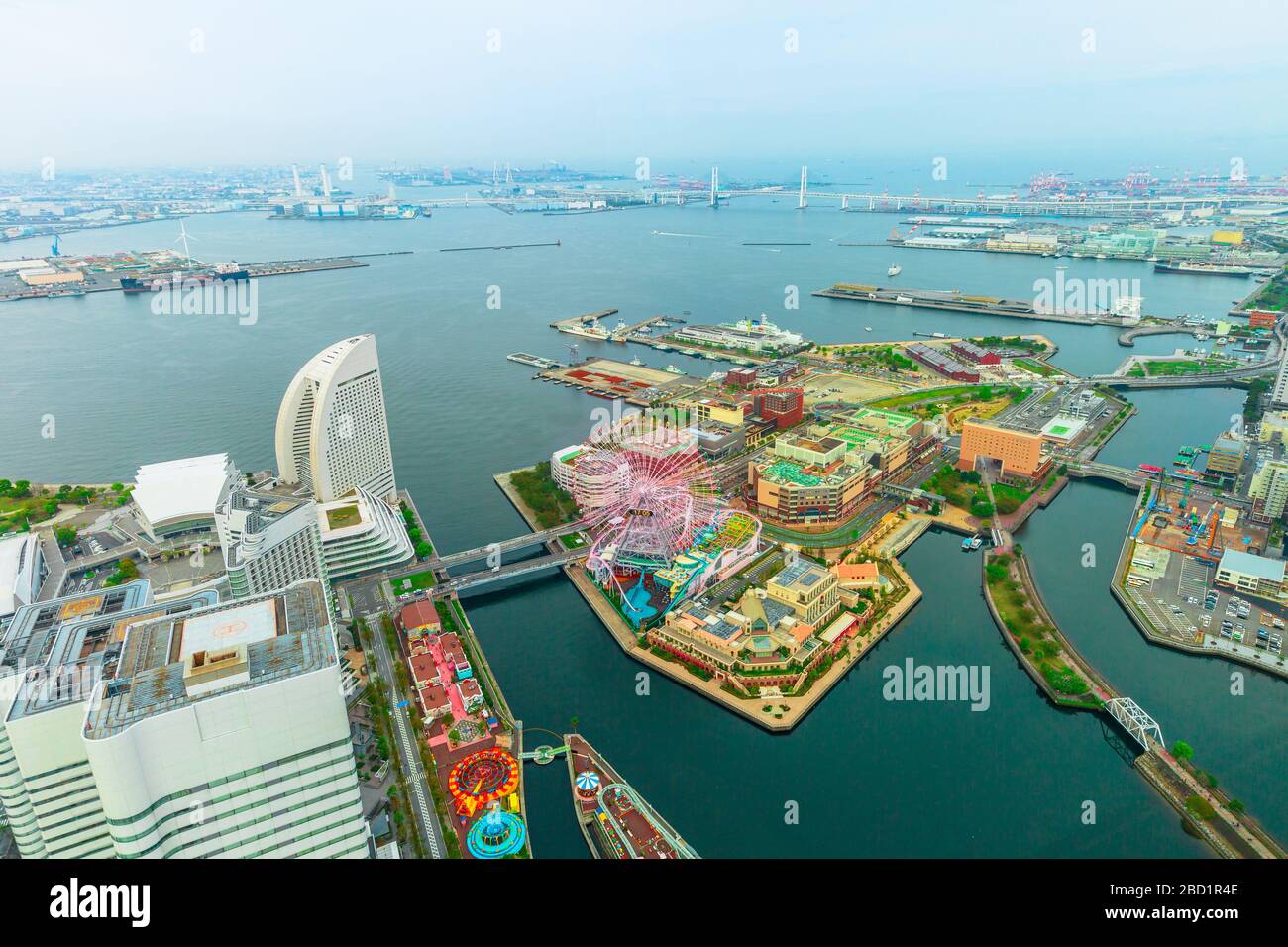 Luftaufnahme des Yokohama-Stadtbildes und der Skyline im Hafenviertel Minato Mirai von der Aussichtsplattform des Landmark Tower, Yokohama, Japan Stockfoto