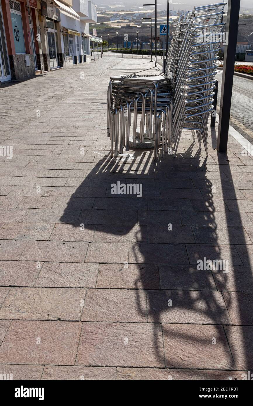 Terrassenmöbel des Restaurants, die entlang der Küste in Playa San Juan, auf der Insel Tenera, auf den Kanarischen Inseln, in Spanien, aufgestellt sind Stockfoto