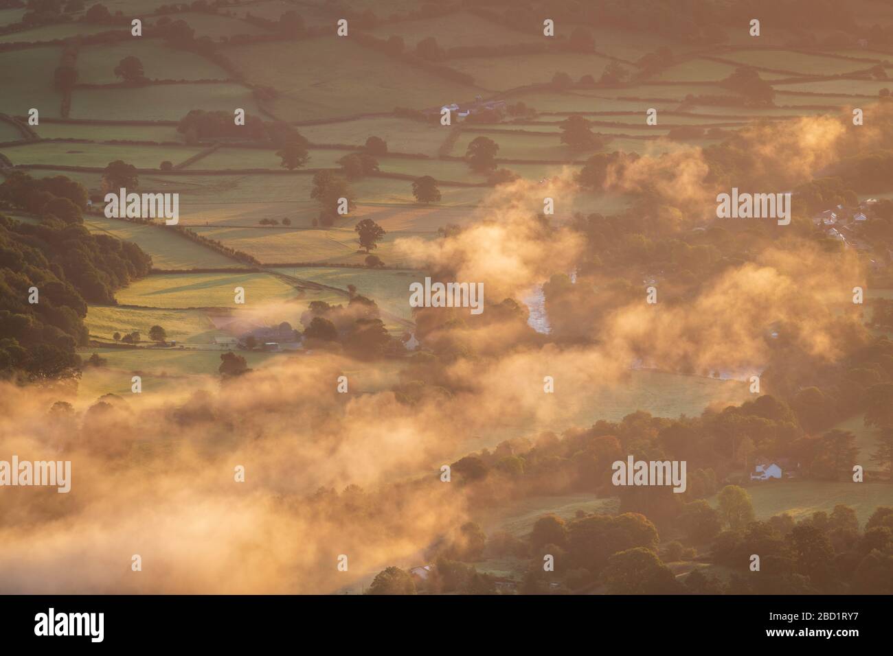 Nebel, der im Morgengrauen über dem Usk-Tal schwimmt, Brecon Beacons National Park, Powys, Wales, Großbritannien, Europa Stockfoto