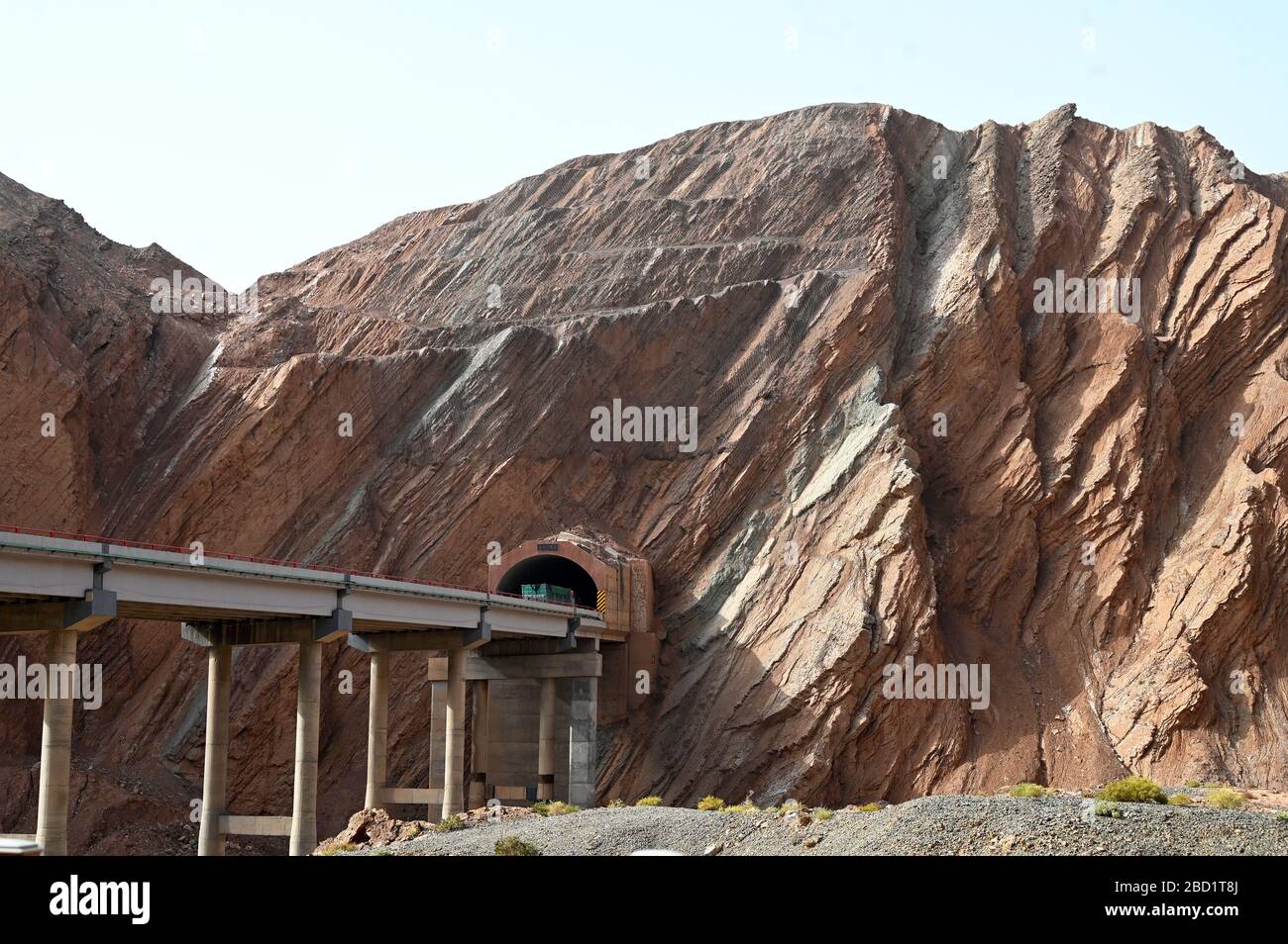 Kürzlich wurde die Seidenstraße in der Taklamakan-Wüste in der Nähe von Kuche, Xinjiang, China, Asien durch feste Felsen gebaut Stockfoto