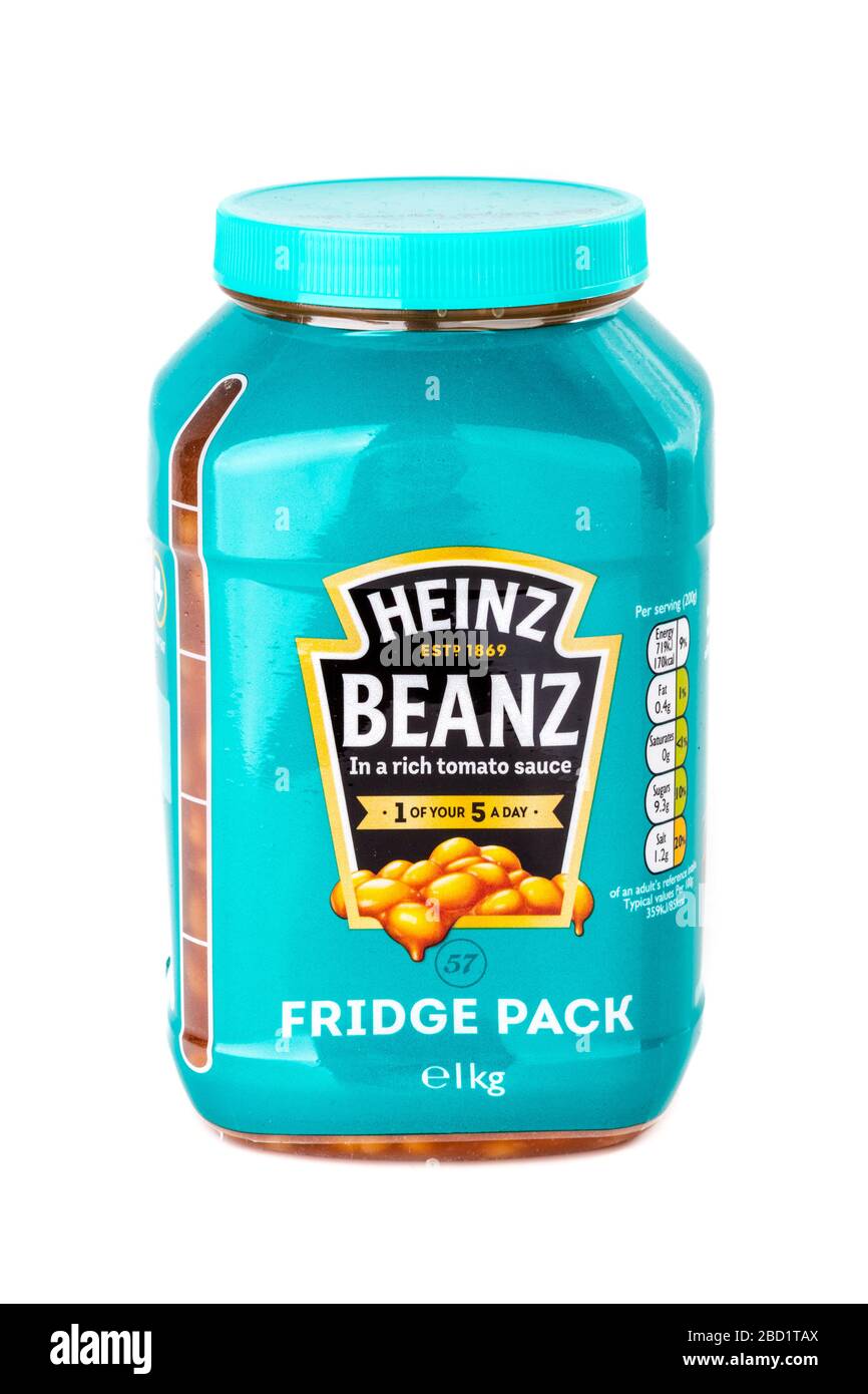Heinz Baked Beans Kühlschrankpackung, Beanz, gebackene Bohnen, Heinz, Heinz Beans, Logo Produkt 57 Sorten Aussparung weißer Hintergrund Kopierraum isoliert Stockfoto