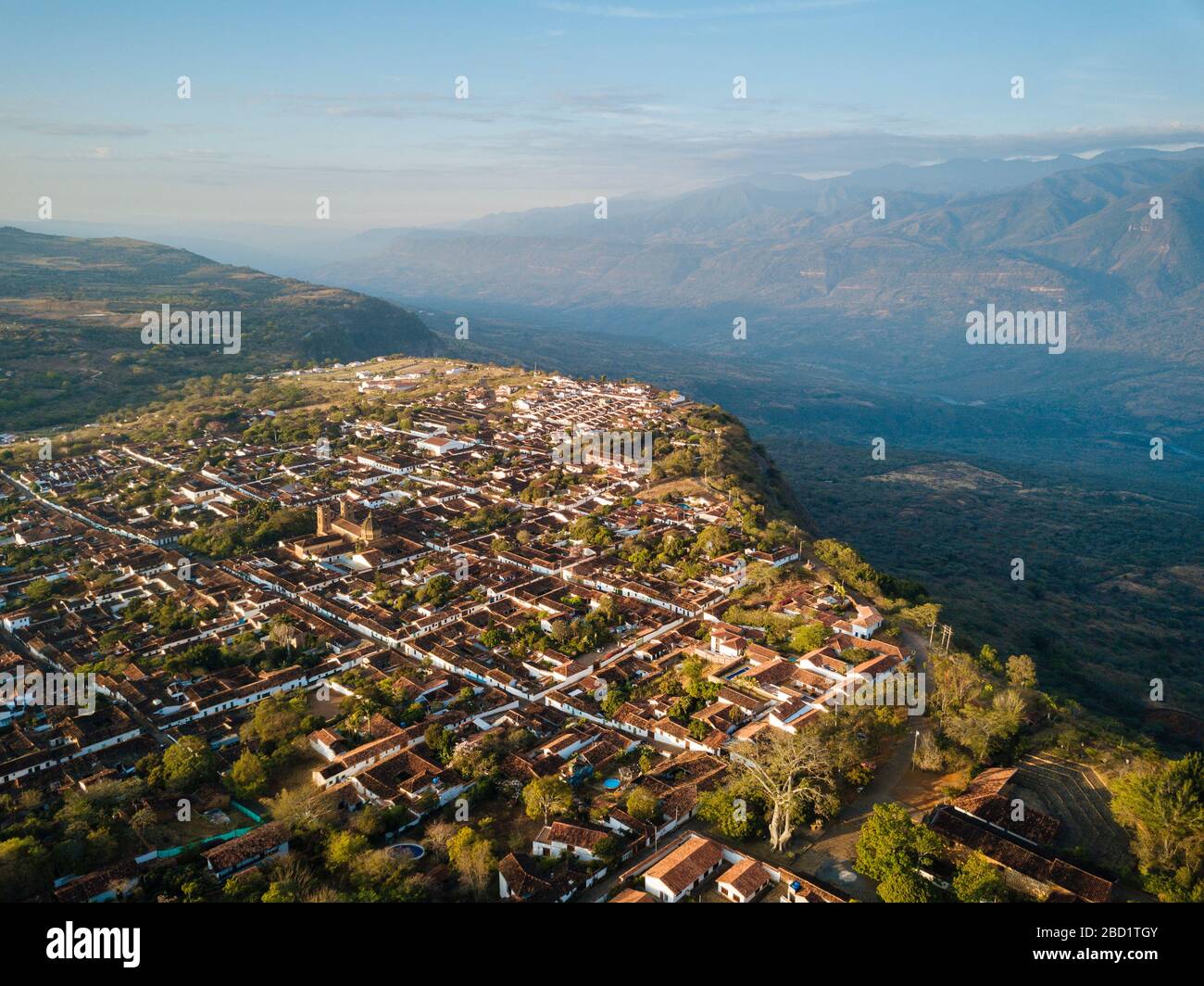 Luftbild mit der Drohne von Barichara, Santander, Kolumbien, Südamerika Stockfoto