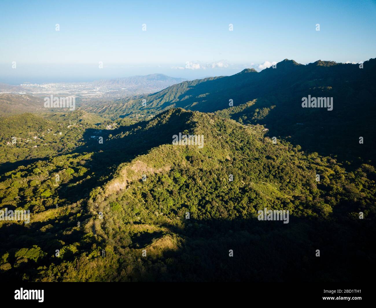 Luftaufnahme mit der Drone der Landschaft in der Nähe von Minca, Abteilung Magdalena, Karibik, Kolumbien, Südamerika Stockfoto